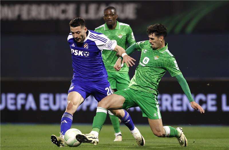 من لقاء دينامو زغرب وريال بيتيس