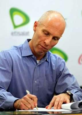 بوب برادلي خلال توقيع العقد