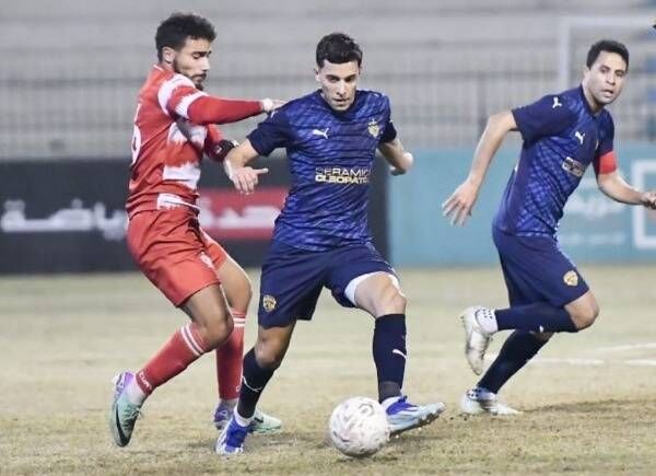 أحمد بلحاج (في الوسط)