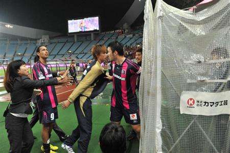 مشجع يعتدي على المدافع تيرويوكي مونيوا بعد نهاية المباراة