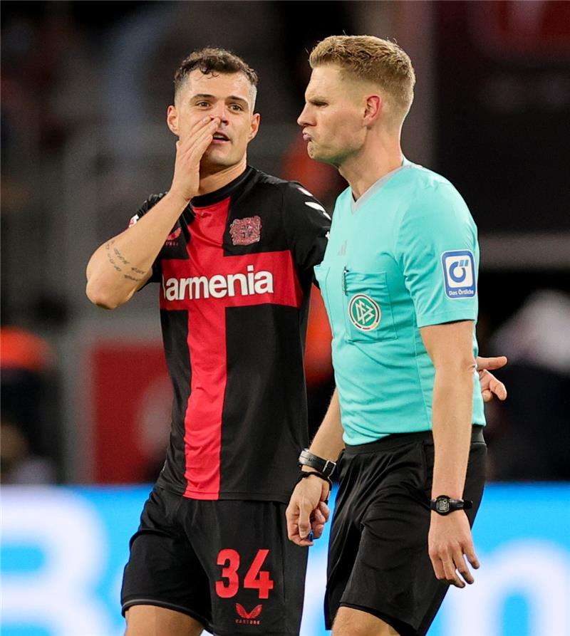 جرانيت تشاكا بجانب حكم المباراة