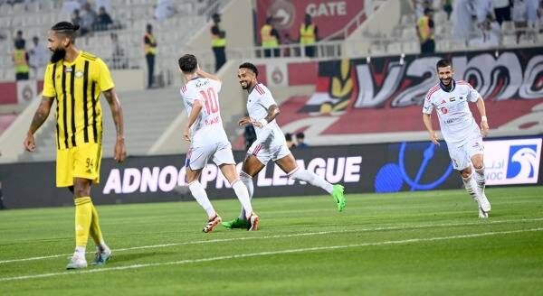 فرحة لاعبي الشارقة