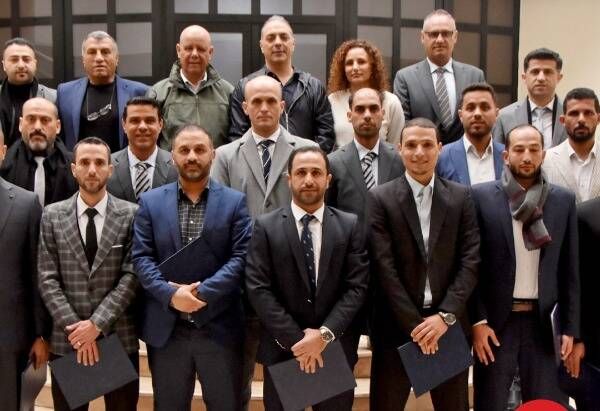 سمر نصار تتوسط لجنة الحكام