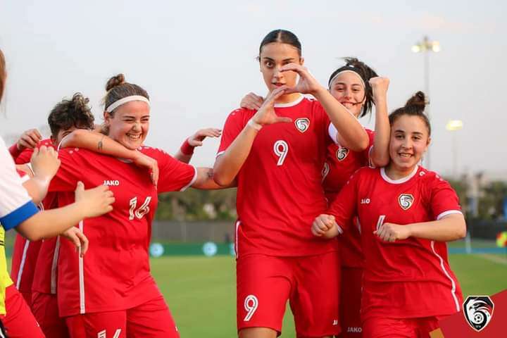 القائدة نور مصطفى مع لاعبات سوريا