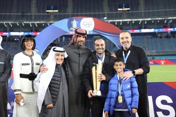 الغانم أثناء التتويج مع نبيل معلول