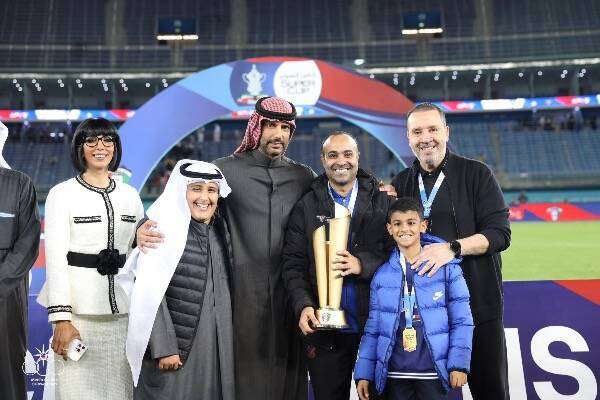 الغانم أثناء التتويج مع نبيل معلول