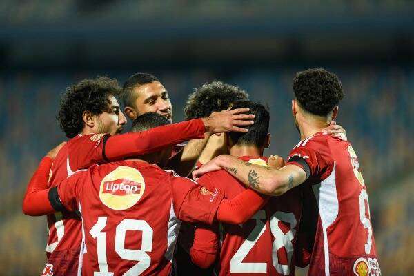 وسام أبو علي مع لاعبي الأهلي