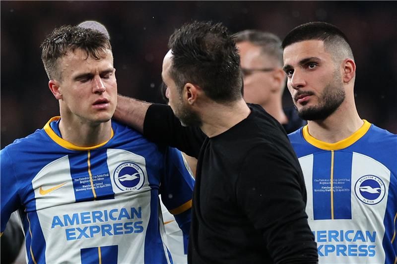 دي زيربي مع لاعبي برايتون