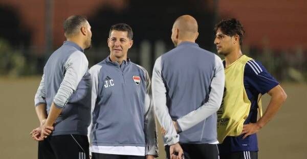 خيسوس كاساس مع معاونيه