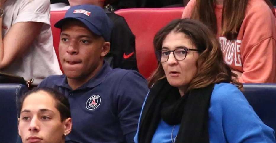 مبابي مع والدته