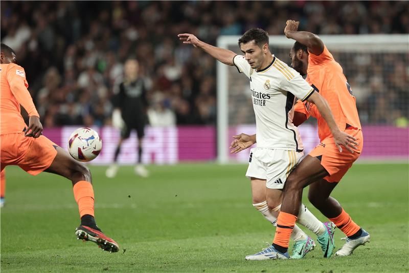 لقاء سابق بين الفريقين