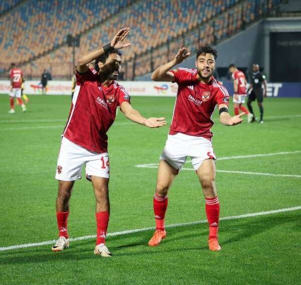 أكرم توفيق (يسار)