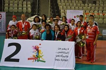 الشيخة حياة مع منتخب الطائرة النسائية البحريني