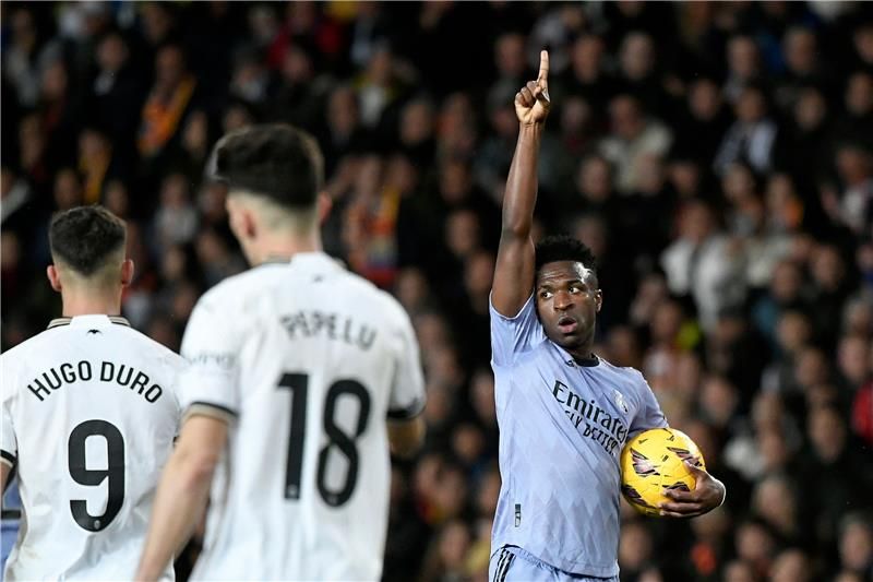 إشارة فينيسيوس لجماهير فالنسيا بعد الهدف