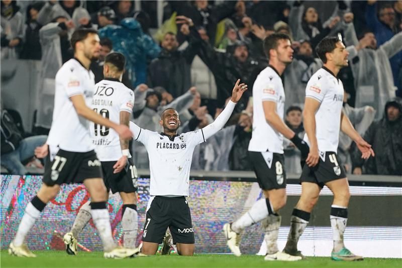 لاعبو فيتوريا جيمارايش