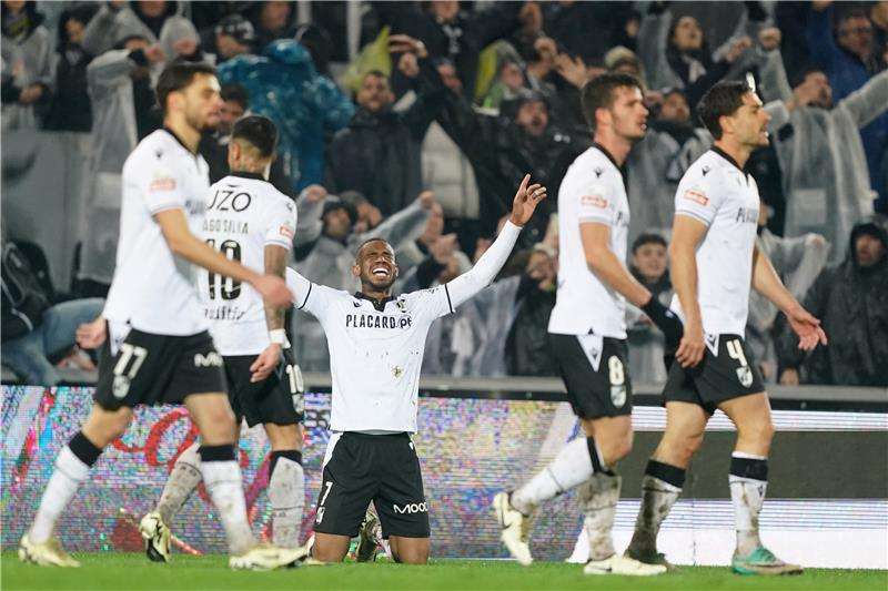 لاعبو فيتوريا جيمارايش