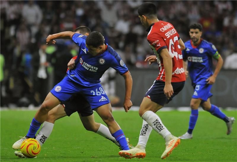 من مباراة كروز أزول وتشيفاس