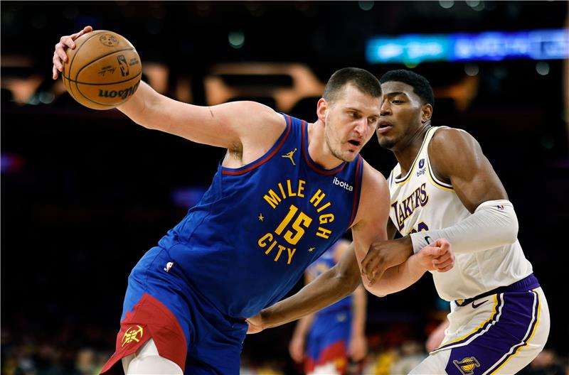 من مباراة دنفر ناجيتس وليكرز