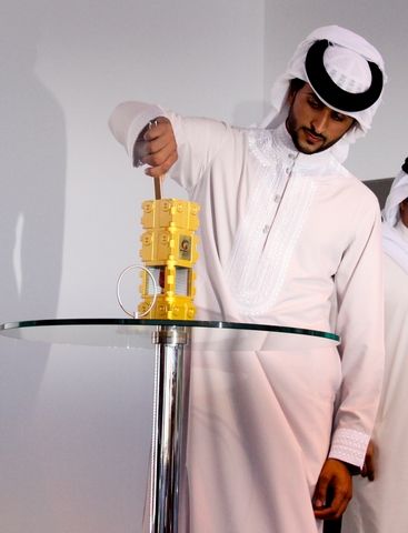 لحظة قيام سمو الشيخ ناصر بن حمد بإيقاد الشعلة