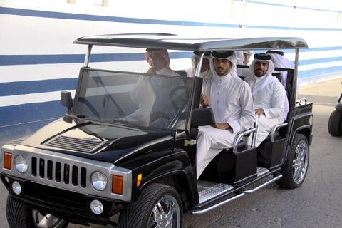 سمو الشيخ ناصر بن حمد خلال تفقده للاجنحة المختلفة بالقرية الرياضية