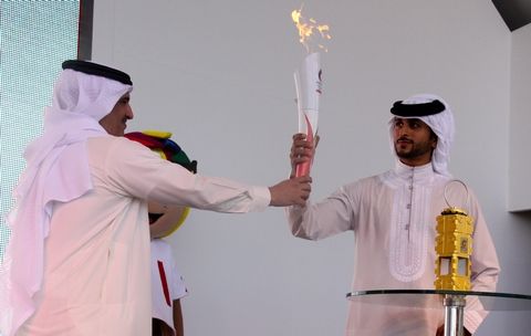 سمو الشيخ ناصر بن حمد يرفع الشعلة الأولمبية