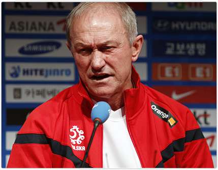 المدرب فرانسيزك سمودا في المؤتمر الصحفي بالعاصمة الكورية سيئول