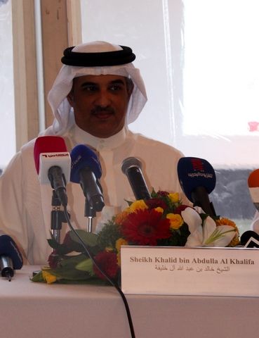 الشيخ خالد بن عبد الله خلال المؤتمر الصحفي