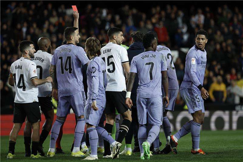 مانزانو يطرد بيلنجهام بعد الاعتراض على إلغاء الهدف