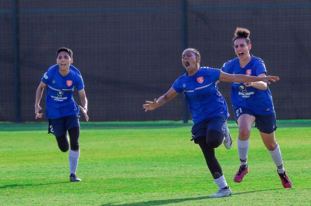 لاعبات التقدم بعد التفوق على الشعلة