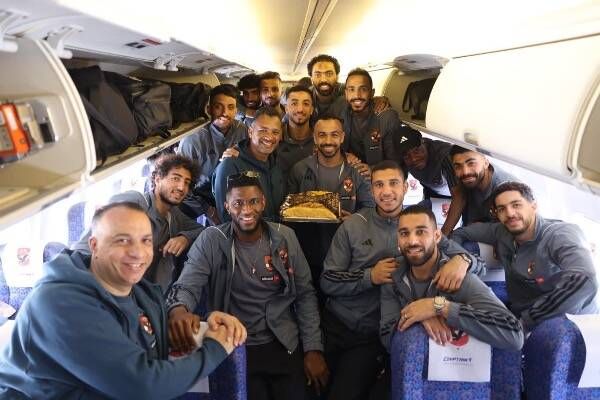 بعثة الأهلي تحتفل بعيد ميلاد أفشة