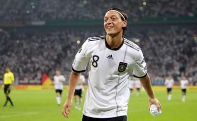 أوزيل أثناء إحدى مباريات المنتخب الألماني