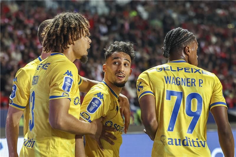 رفيق غيطان (في الوسط)