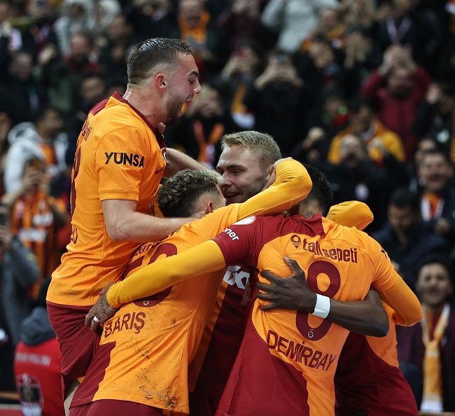 فرحة لاعبي جالطة سراي