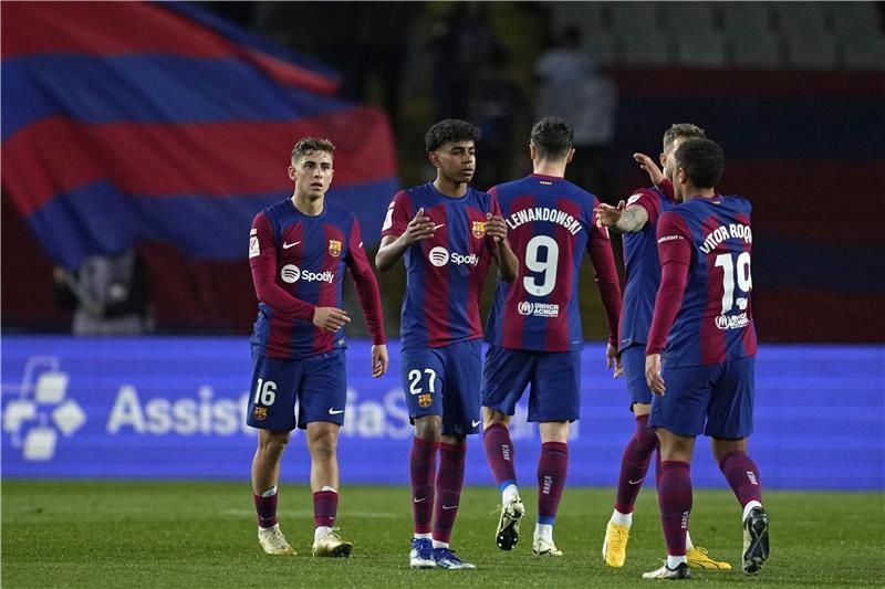 يامال مع لاعبي برشلونة