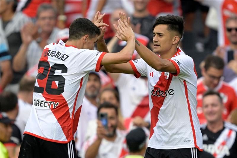 لاعبو ريفر بليت