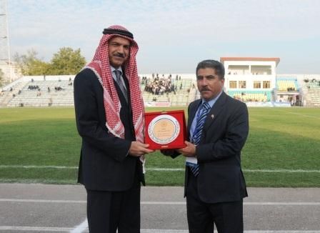 الباشا يقدم درع اتحاد الكرة لسفير الاردني 