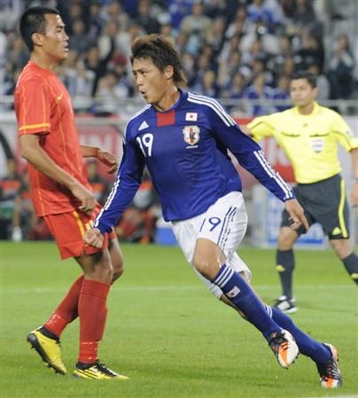 تاداناري لي يحتفل بعد إحرازه الهدف الأول بمرمى فيتنام