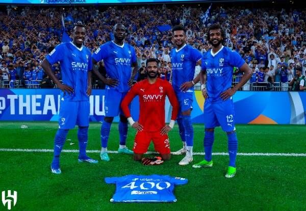 محمد العويس يتوسط لاعبي الهلال