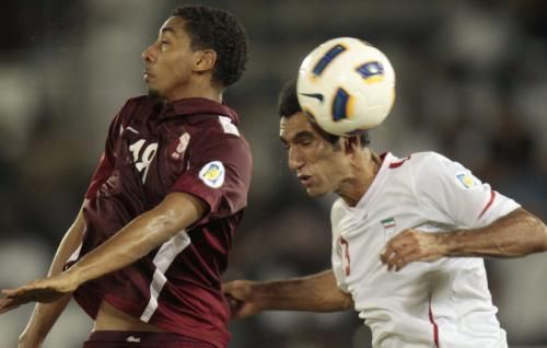 المنتخب القطري أثناء مواجهته إيران في التصفيات المؤهلة لكأس العالم 2014