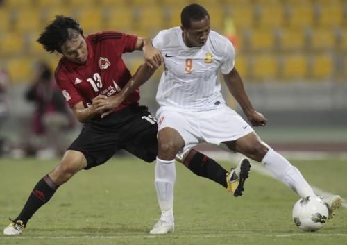 كابوري لاعب أم صلال بالزي الأبيض أثناء مباراة فريقه أمام الريان في دوري نجوم قطر