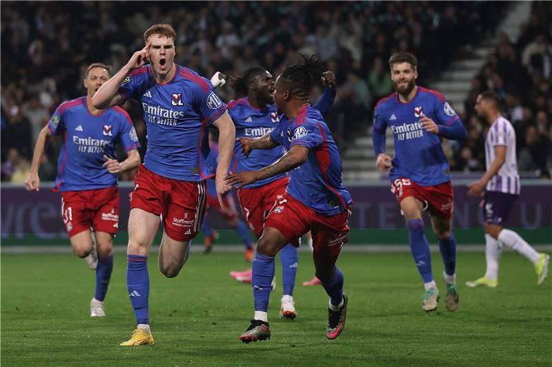 فرحة لاعبي ليون