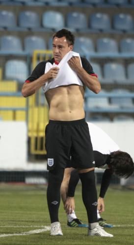 جون تيري أثناء لقاء إنجلترا والجبل الأسود