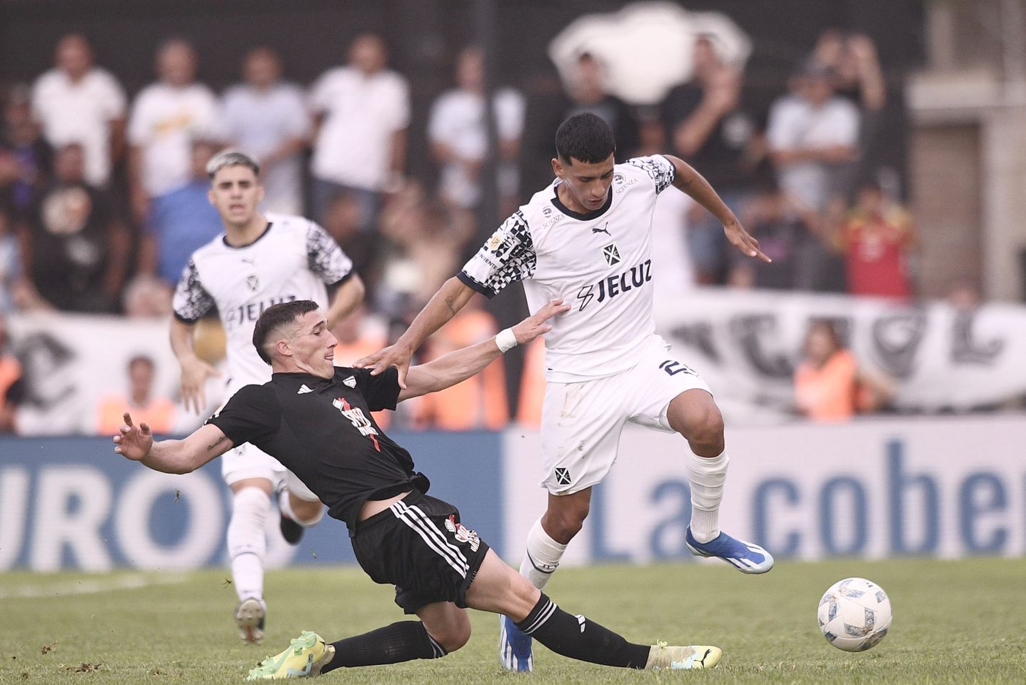 من فوز ديبورتيفو ريسترا على إندبنديينتي