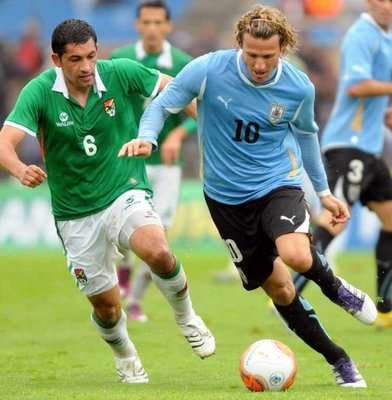 فورلان يحاول تخطي والتر فلوريس مدافع منتخب بوليفيا خلال لقائمها بالامس