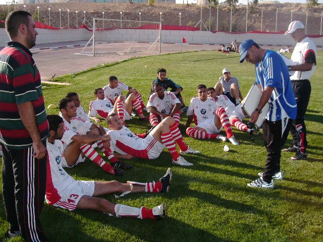 المدير الفني نزار محروس وتعليمات لنجوم الفريق في الاستراحة