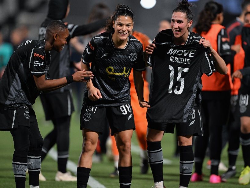 إيلا كعباشي (يمين) مع قميص مي سويلم