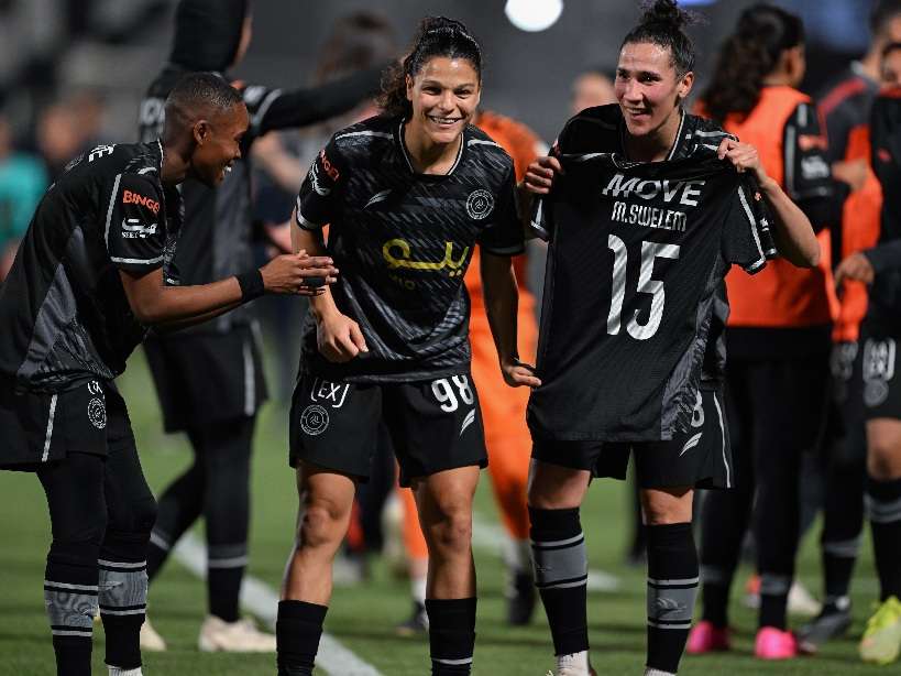 إيلا كعباشي (يمين) مع قميص مي سويلم