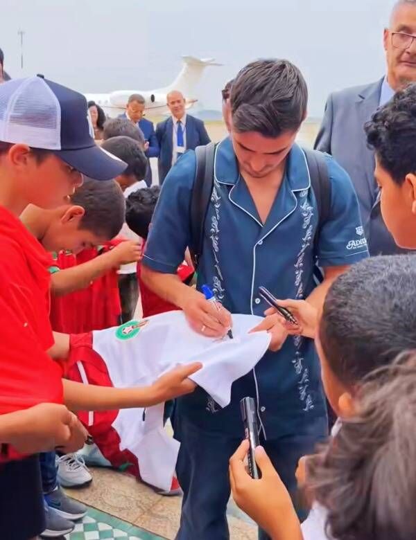 إبراهيم دياز يوقع للأطفال المغاربة