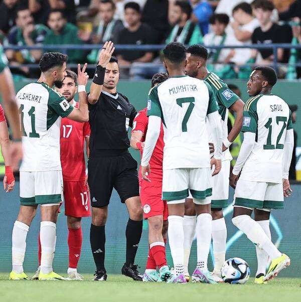 من اعتراضات لاعبي السعودية على قرارات الحكم