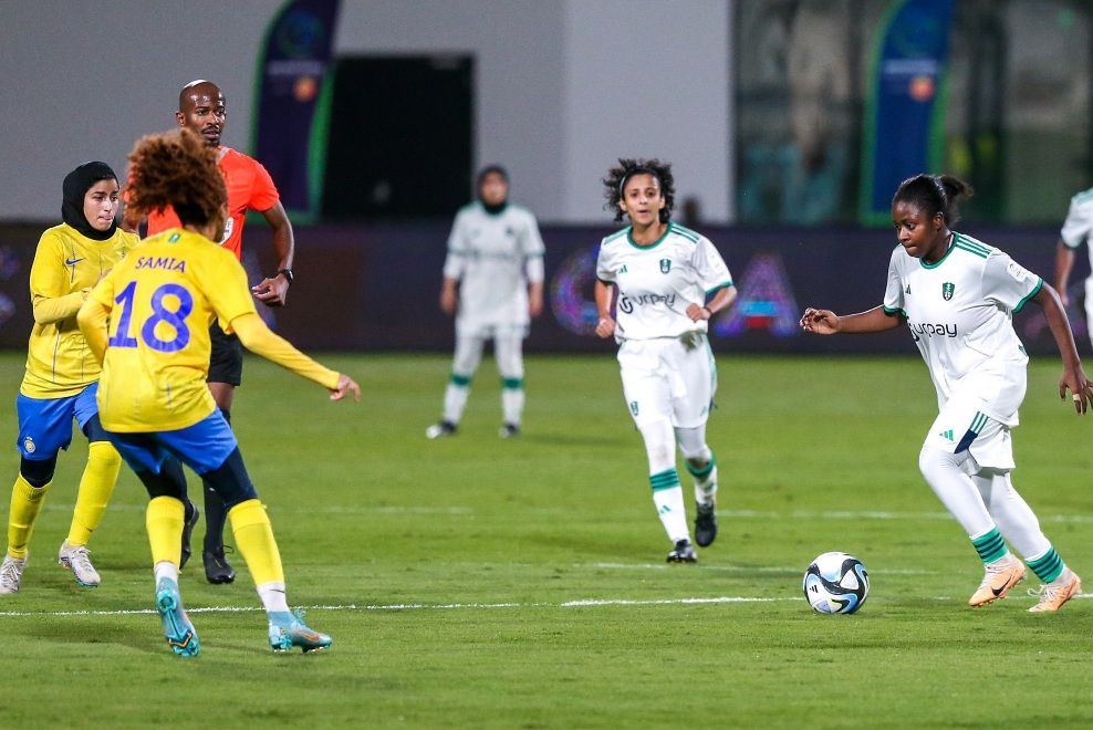 رهف المنصوري (وسط) في لقاء الأهلي والنصر